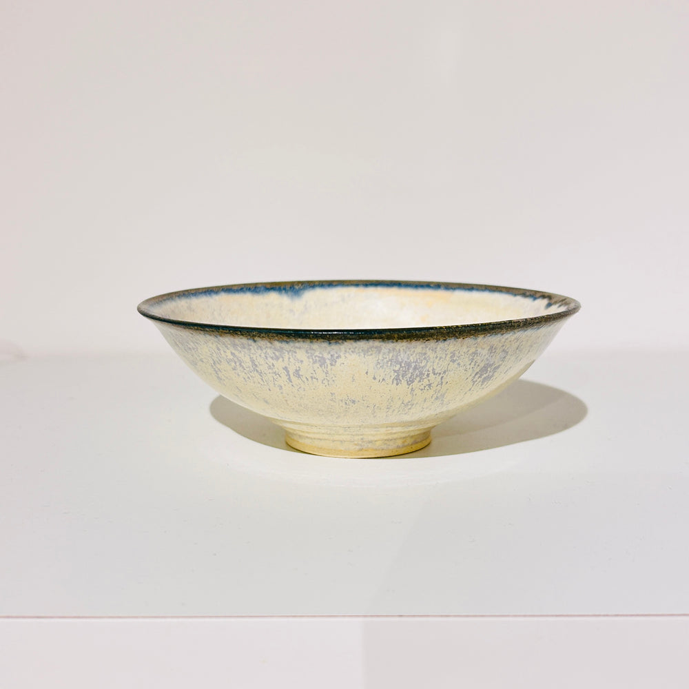 アイボリーがベースの青の線模様の入った丸い中鉢