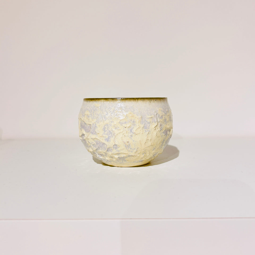 アイボリーベースの白に青の縁で装飾した小鉢