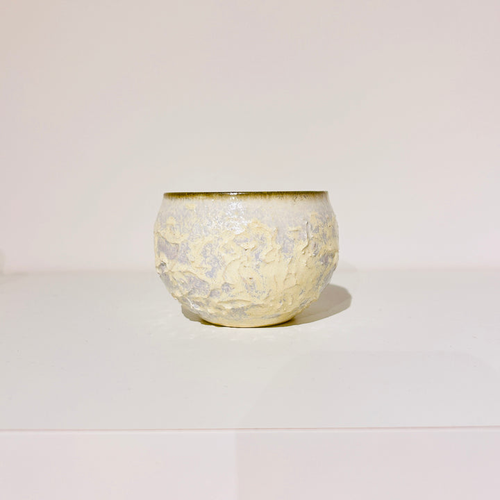 アイボリーベースの白に青の縁で装飾した小鉢