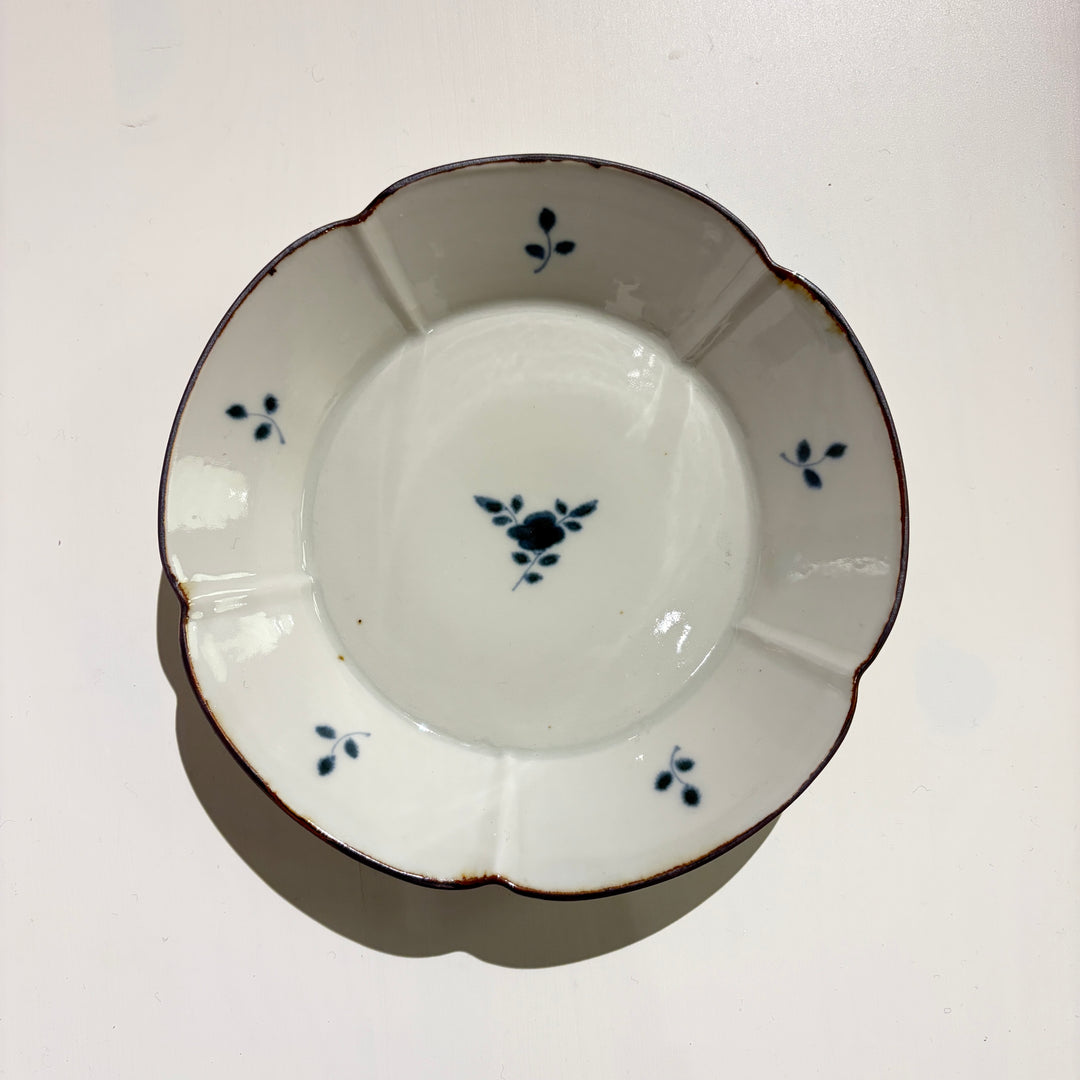 染付だみ花文輪花6寸皿