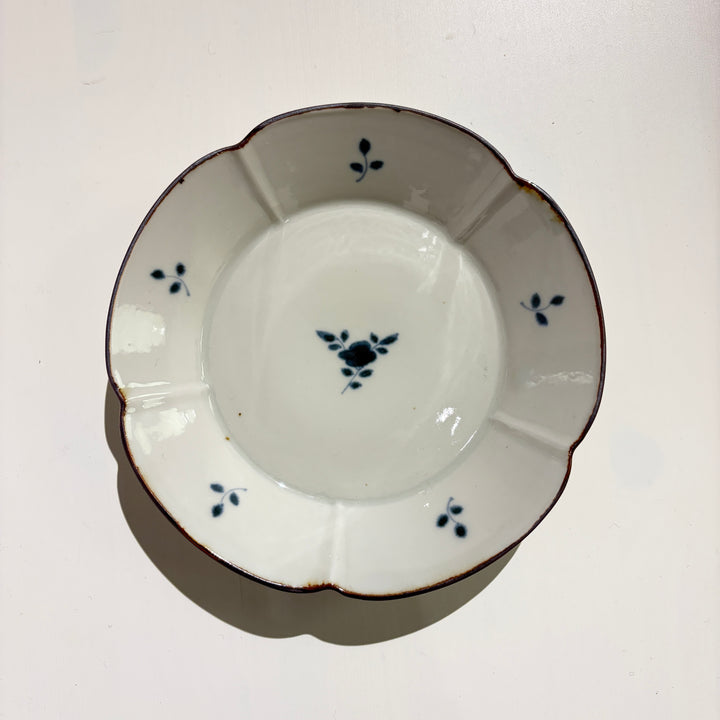 染付だみ花文輪花6寸皿