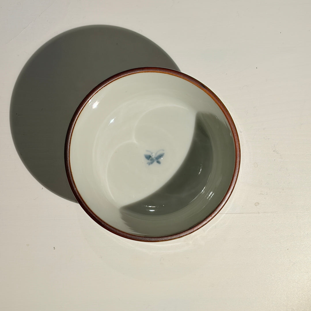 Blue and white flower design bowl