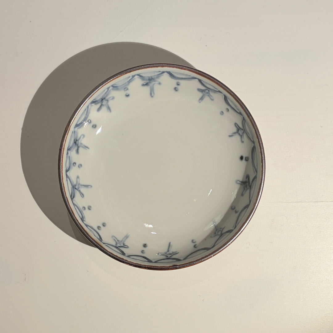 染付イッチン瓔珞文小皿