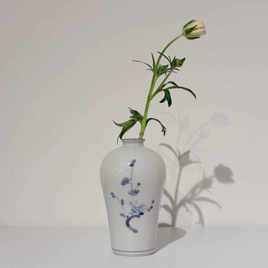 染付梅文瓶
