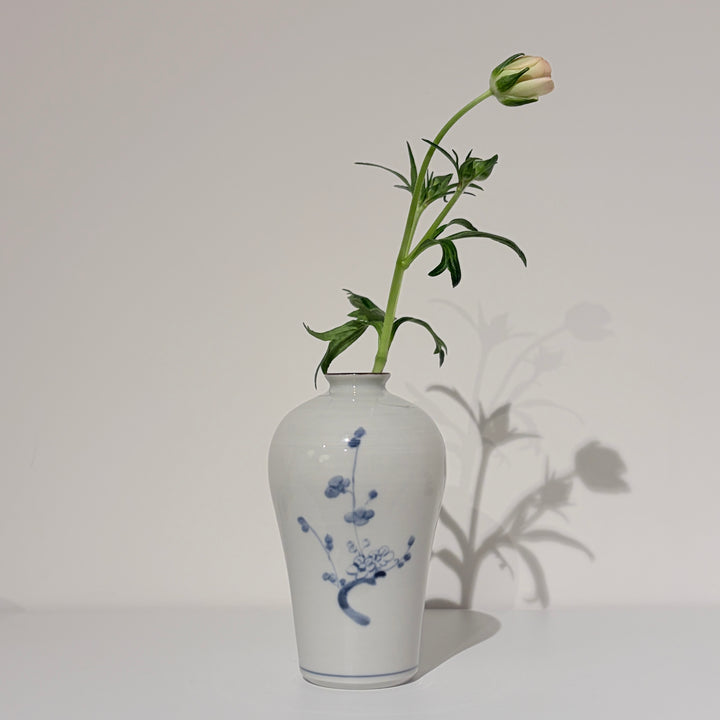 染付梅文瓶