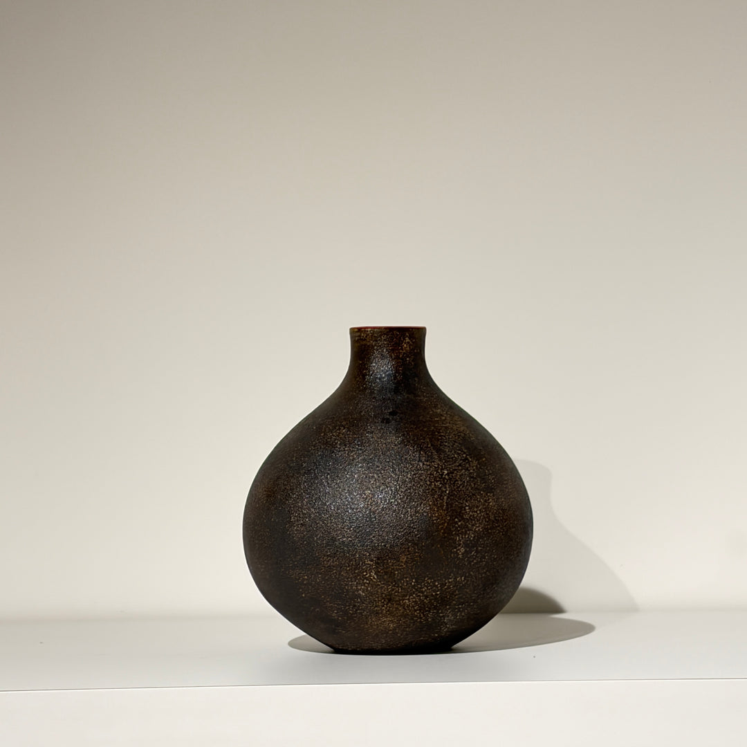 Black rust round vase