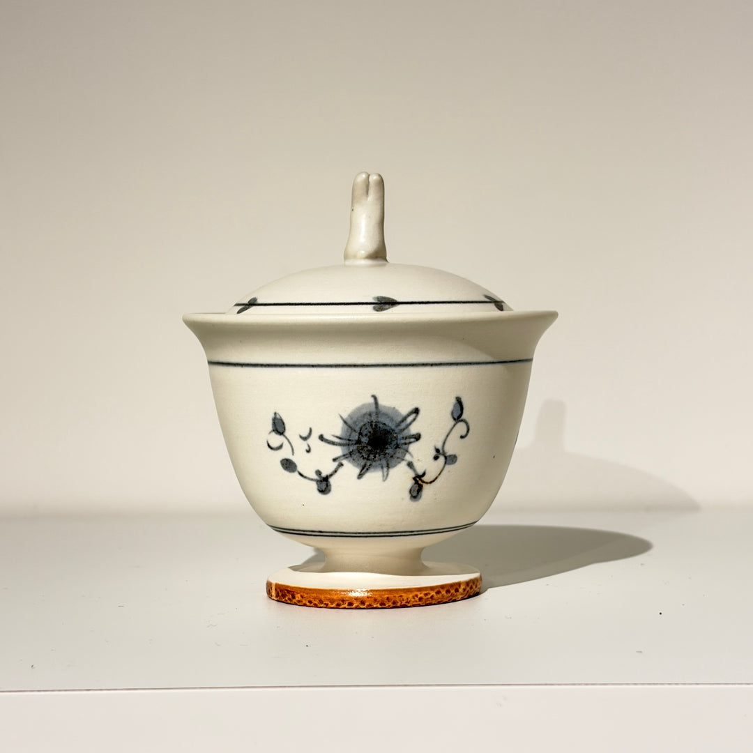 染付足付蓋碗