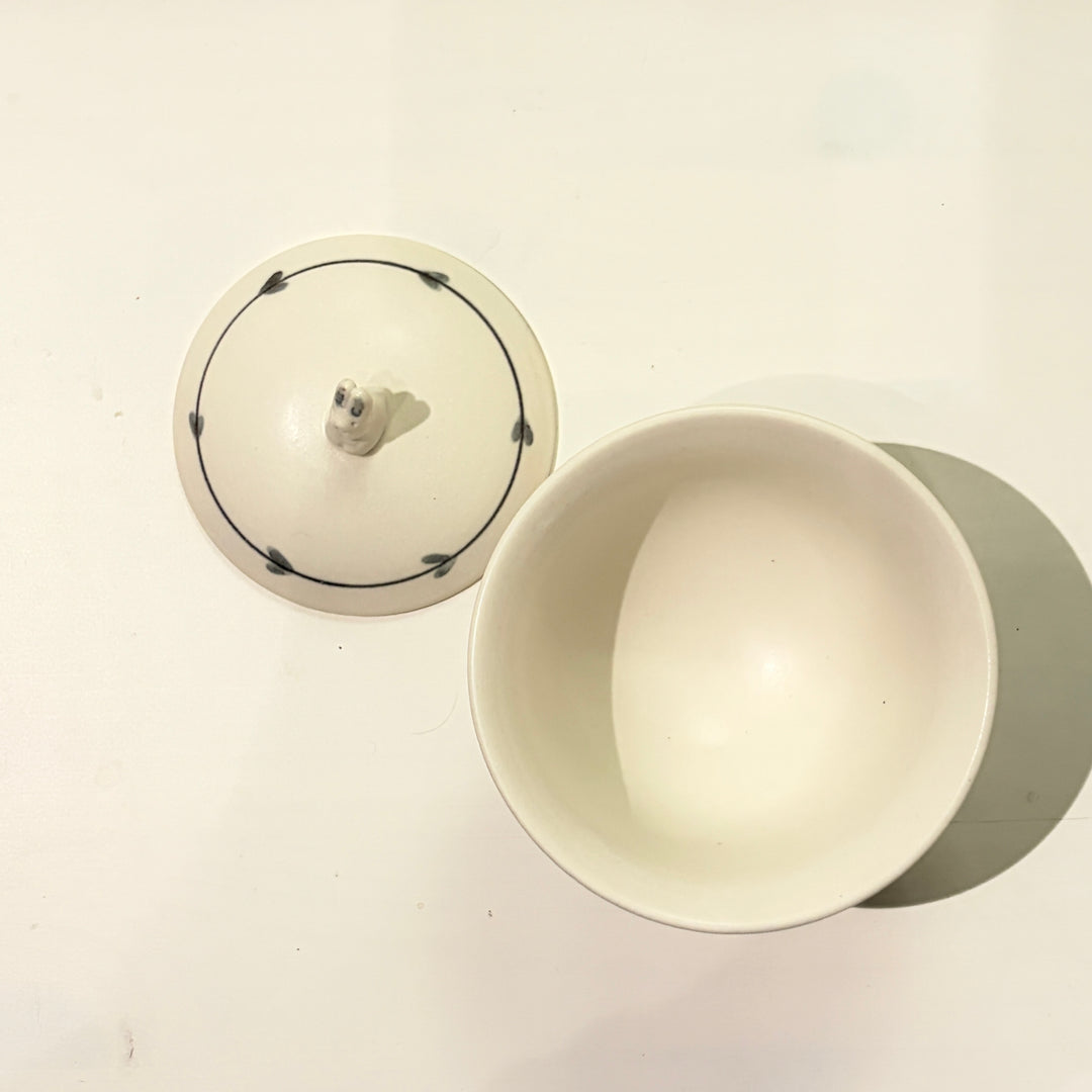 染付足付蓋碗